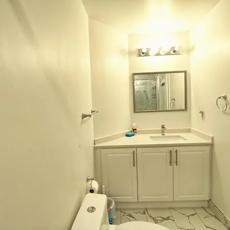 Private Bathroom And A Free Parking Vaughan Exterior photo